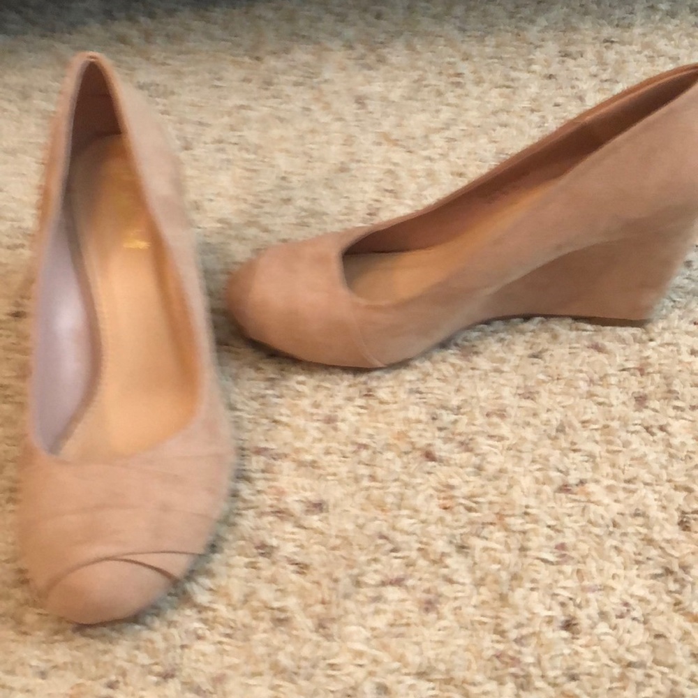 Shoe dazzle tan wedge size 9.5